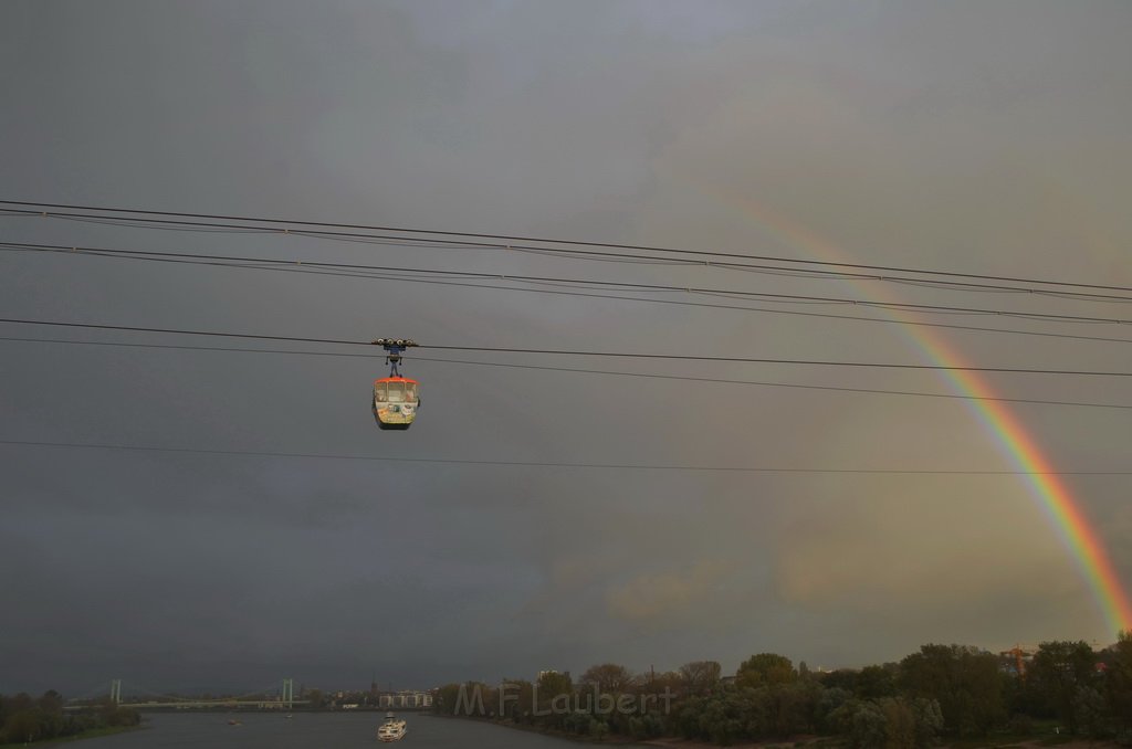 Einsatz BF Hoehenretter Koelner Seilbahn Hoehe Zoobruecke P2067.JPG